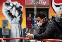 Сайты и приложения заставляют людей делать то, что они не хотят. Как распознать их уловки и защитить себя?