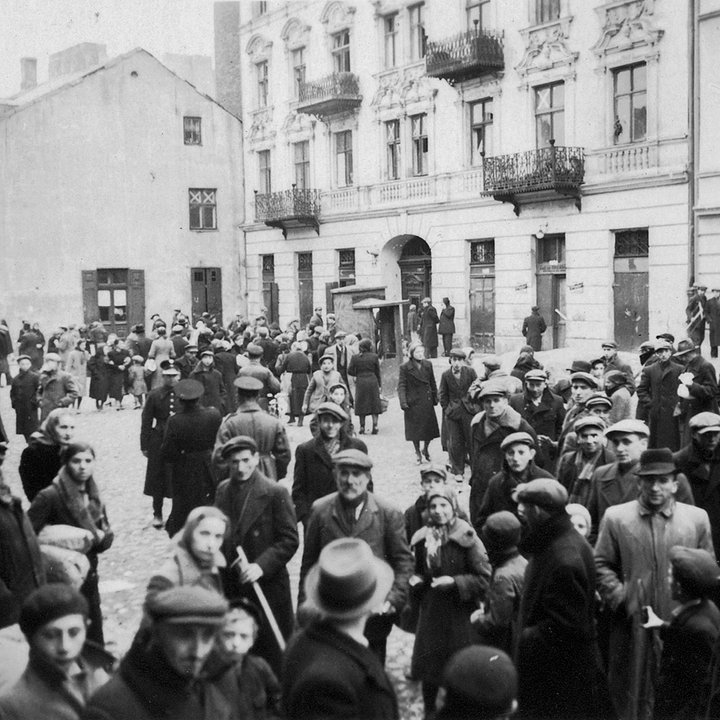 Евреи на улице Варшавского гетто. Варшава, Польша. 1940 год