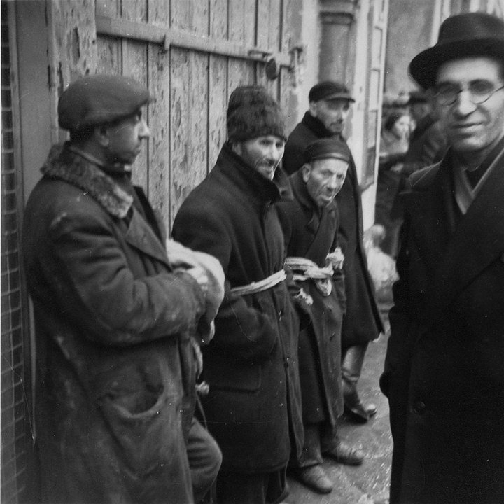 Евреи на улице Варшавского гетто. Варшава, Польша. 1940 год