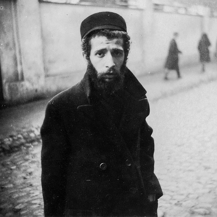 Еврей на улице Варшавского гетто. Варшава, Польша. 1940 год