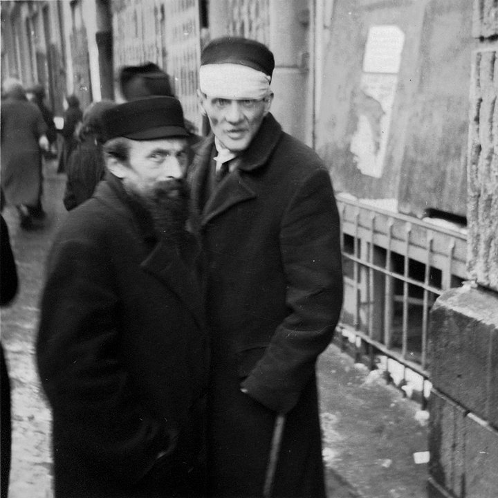 Евреи на улице Варшавского гетто. Варшава, Польша. 1940 год
