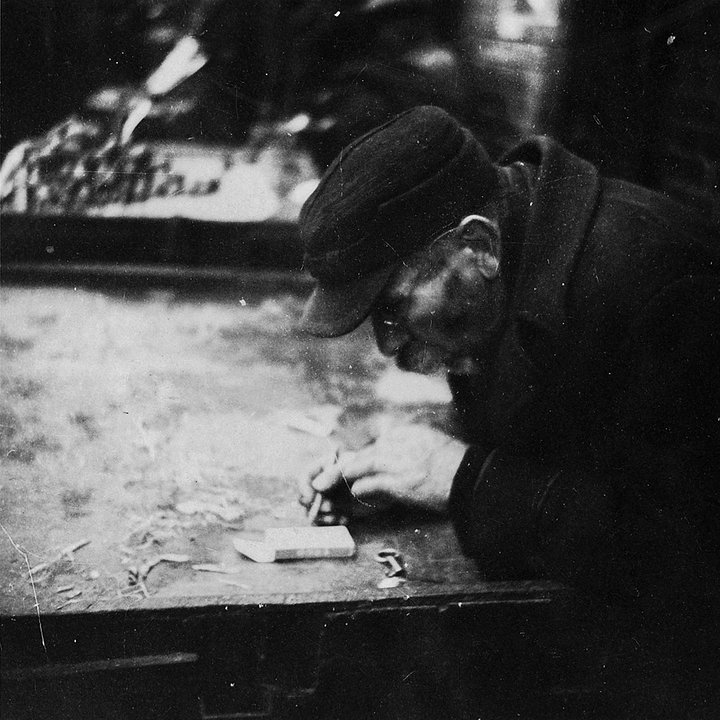 Еврей на улице Варшавского гетто. Варшава, Польша. 1940 год