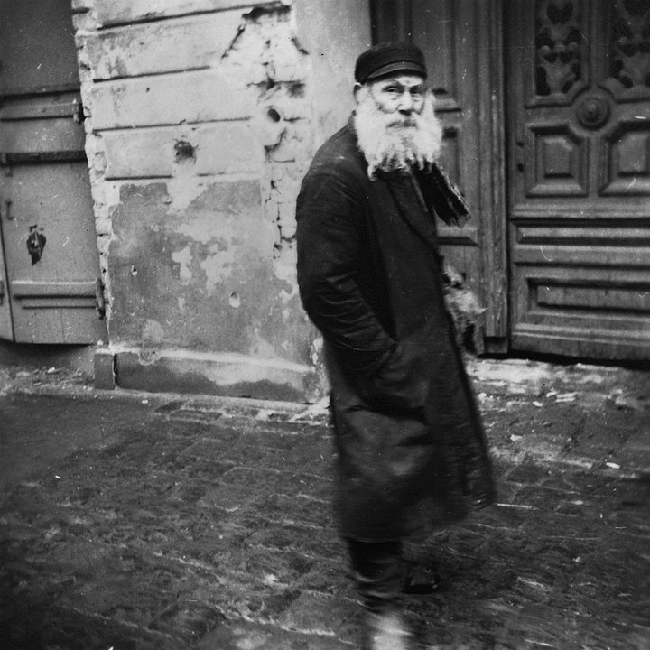 Еврей на улице Варшавского гетто. Варшава, Польша. 1940 год