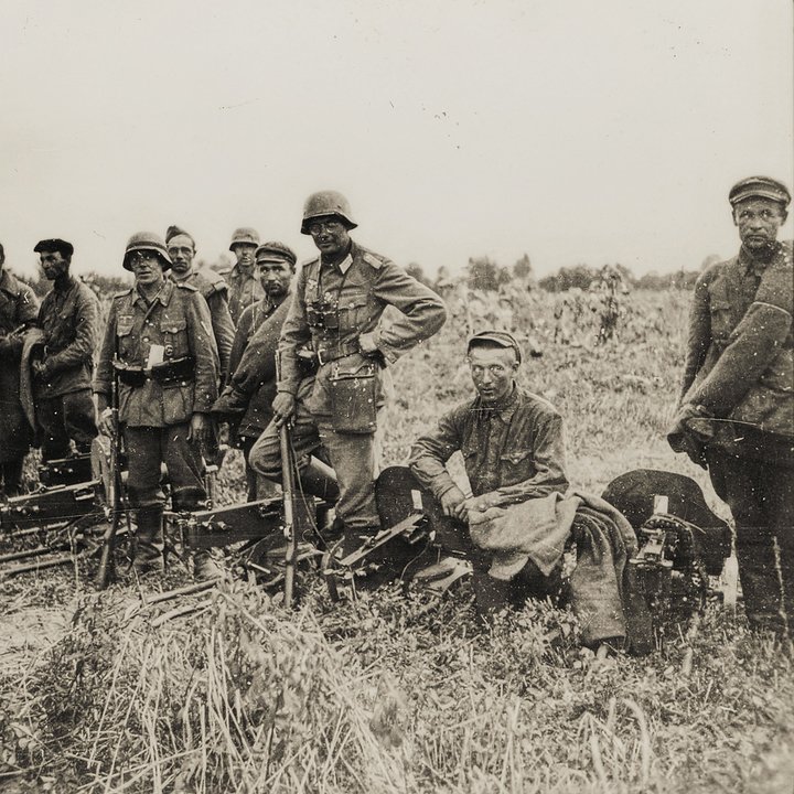 Взятые в плен красноармейцы с пятью пулеметами Максима. СССР, 1941 год