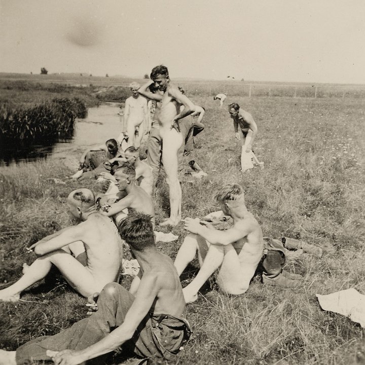 Немецкие военные моются после марша. СССР, 1941 год