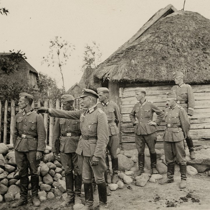 Немецкие военные на улице в одном из оккупированных населенных пунктов. СССР, 1941 год