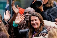 Принцесса из Норвегии выходит замуж за шамана с Андромеды. Она говорит с ангелами, а он изгоняет злых духов из кинозвезд 