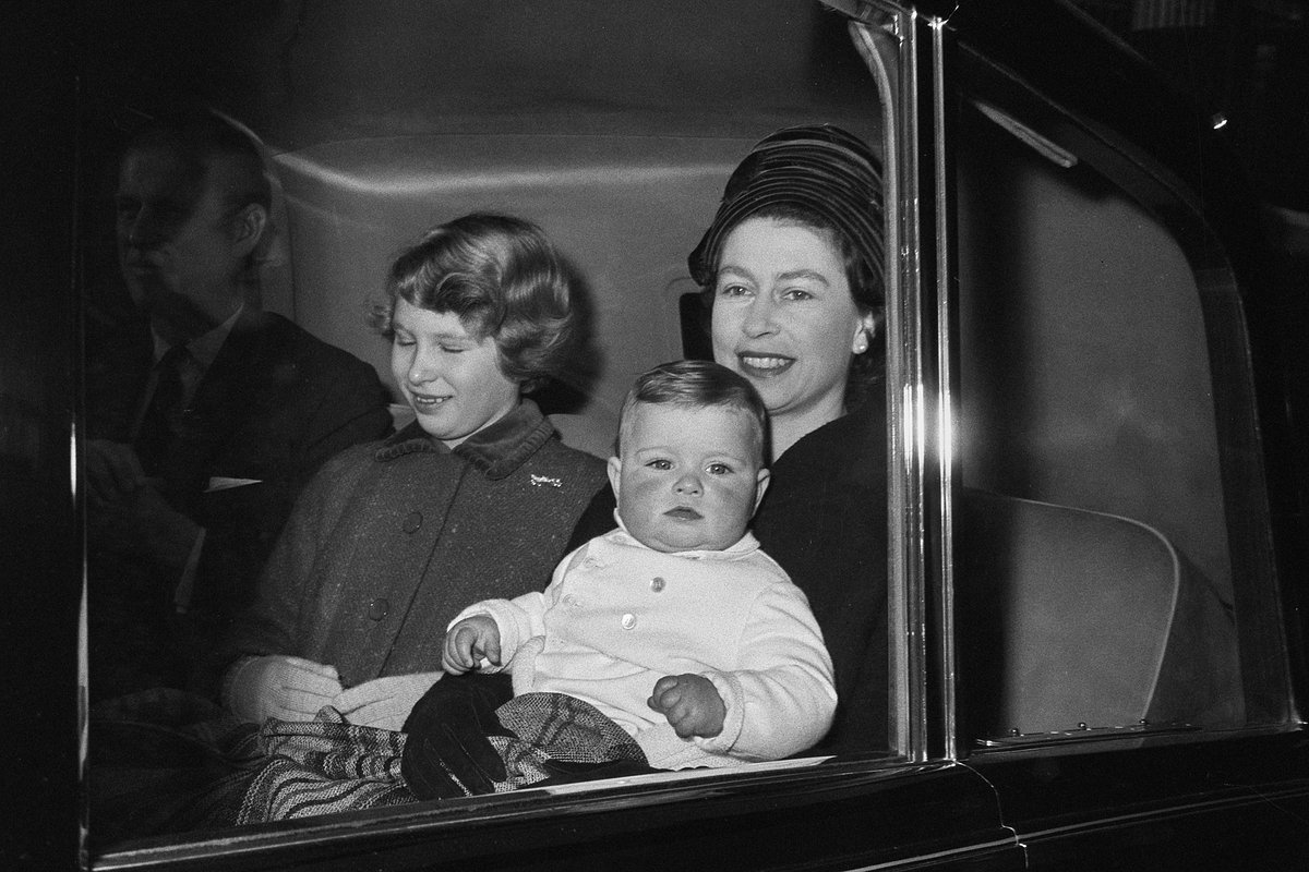 Королева Елизавета II с принцем Эндрю на руках, 1961 год