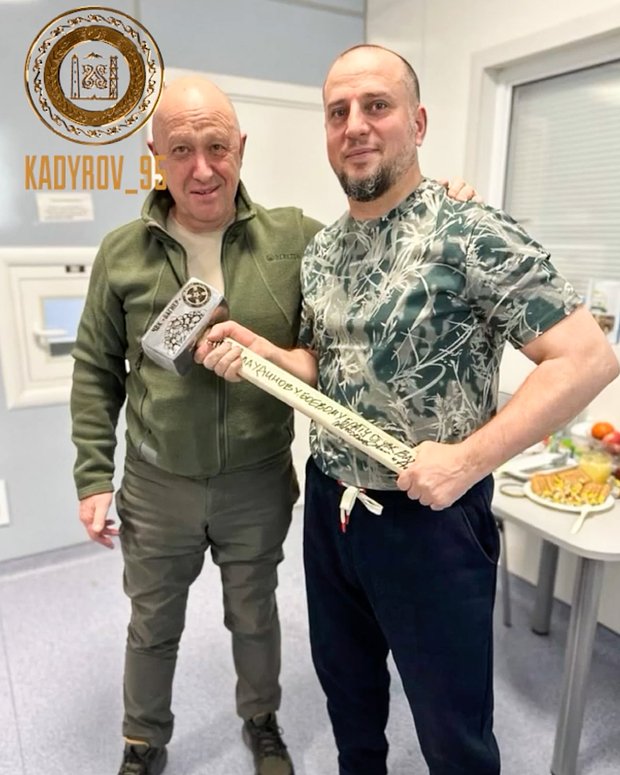 Апти Алаудинов (справа) и владелец ЧВК «Вагнер» Евгений Пригожин