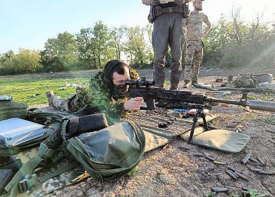 Аид с переделанным под снайперскую стрельбу ручным пулеметом Калашникова