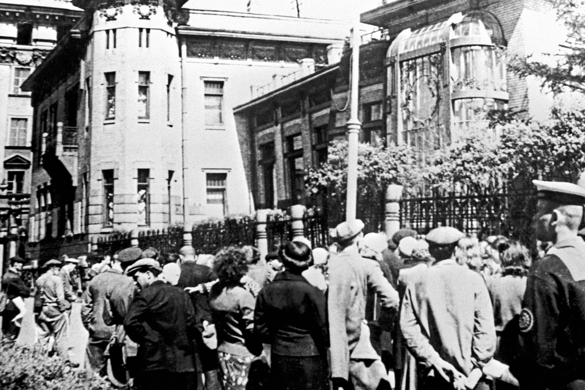 Трудящиеся Ленинграда слушают сообщение о нападении фашистской Германии на Советский Союз